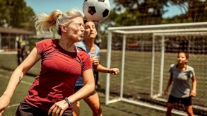 ما الذي يجعل ضرب الكرة بالرأس خطيراً جداً على الدماغ؟