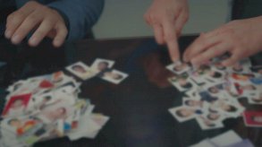 امرأة تبحث عن صورة لطفلها في سوريا - BBC