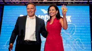 دينا وزوجها السيناتور الجمهوري ديف ماكورميك يحيان أنصاره بعد فوزه في انتخابات مجلس الشيوخ الأمريكي 2024 - Bloomberg via Getty Images