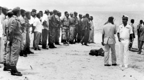 جنود ورجال إنقاذ غابونيون عند شاطئ ليبرفيل بعد سقوط طائرة منتخب زامبيا في المحيط الأطلسي، في 28 أبريل/نيسان 1993 - AFP via Getty Images