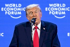 الرئيس الأمريكي دونالد ترامب خلال إلقائه خطاباً خاصاً خلال الاجتماع السنوي للمنتدى الاقتصادي العالمي في دافوس في 21 يناير/كانون الثاني 2026. - BBC