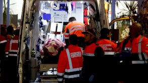 نُقل المصابون جراء حادثة خروج قطار عن مساره مميتة إلى مستشفى كاسيتا مونيسيبال في بلدة أداموز، حيث تلقوا العلاج بعد خروج قطار فائق السرعة عن مساره واصطدامه بقطار آخر قادم بالقرب من قرطبة، إسبانيا. - Reuters