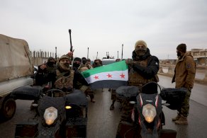 جانب من دخول قوات تابعة للجيش السوري إلى بلدة دير حافر في ريف حلب الشرقي - Anadolu via Getty Images