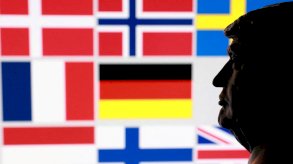 رسم توضيحي يُظهر نموذجاً مصغراً مطبوعاً بتقنية الطباعة ثلاثية الأبعاد للرئيس الأمريكي دونالد ترامب وأعلام ثماني دول أوروبية - Reuters