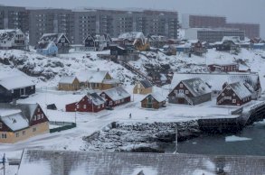 رجل يمشي مع كلبه في ميناء نوك القديم، غرينلاند، 18 يناير/كانون الثاني 2026. - Reuters