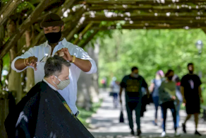 هيرمان جيمس يمارس مهنته في حديقة سنترال بارك في نيويورك