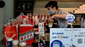 موظفة في أحد مقاهي سلسلة 