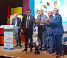 ثلاثة وزراء ثقافة مغاربة يتوجون الأديب أحمد المديني في معرض الكتاب بالرباط