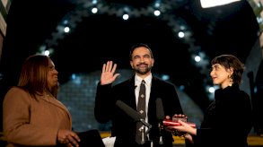 رئيس بلدية نيويورك زهران ممداني خلال تأدية اليمين الدستورية وإلى جانبه (يمين) زوجته راما دوجي وليتيشا جيمس، المدعية العامة لولاية نيويورك - Bloomberg via Getty Images