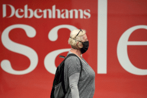 امرأة تمر بجانب متجر في لندن