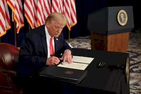 ترمب يوقع على إجراءات تنفيذيّة توفّر مساعدة ودعماً للنموّ الاقتصادي. 8 أغسطس