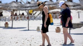 سياح أوروبيون في شاطئ فندق في جزيرة جربة التونسية بتاريخ 18 يوليو 2020