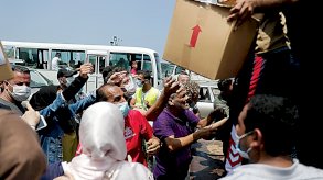 لبنانيون يحصلون على مساعدات غذائية تقدمها جمعيات دولية وأممية