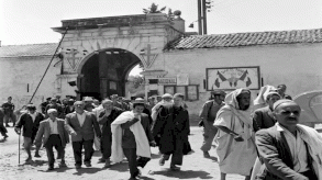 جزائريون يسيرون بالقرب من Porte d'Alger في 2 يوليو 1958 في Fort National في منطقة القبائل ، موطن الأجداد لكريستوف ساند المنحدر من سلالة جزائريين تم ترحيلهم إلى كاليدونيا الجديدة