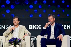 زاخ ويتكوف (يسار) وإريك ترامب، مؤسسا شركة 