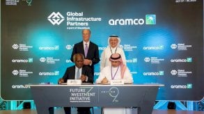 أرامكو تبرم صفقة عملاقة لمشاريع المعالجة والنقل بحقل الجافورة للغاز الطبيعي