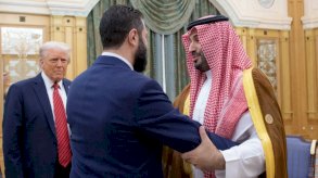ولي العهد السعودي الأمير محمد بن سلمان والرئيس السوري للمرحلة الانتقالية أحمد الشرع والرئيس الأميركي دونالد ترامب