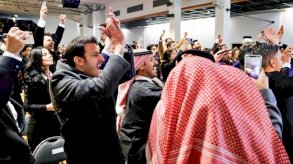 أفراد الهيئة الملكية لمدينة الرياض يحتفلون أمس في باريس بفوزهم بتنظيم الرياض إكسبو 2030. (أ ف ب)