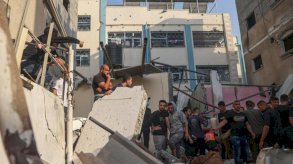 فلسطينيون يبحثون عن ضحايا بين أنقاض منزل دمر في غارة إسرائيلية في وسط رفح بجنوب قطاع غزة في 5 أيار (مايو) 2024 