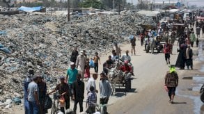 تكاثر الذباب والبعوض مع أزمة النفايات في قطاع غزة والسكان يدفعون الثمن