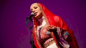 طالبة طب سورية تعالج المرضى بالموسيقى الشرقية في النمسا