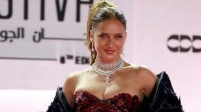 هل ارتبطت نيللي كريم بطليق ملكة جمال الجزائر؟