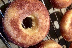 حلوى الدوناتس بالسكر والقرفة