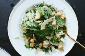 سلطة الحمص والشمّر