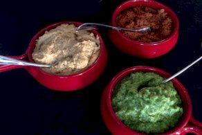 ثلاث صلصات غنية على المائدة