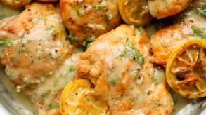 أفخاذ الدجاج المقلية مع صلصة كريمة الشبت والليمون