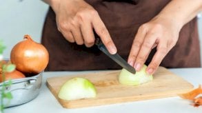 ارتباط بين تقطيع البصل والدموع