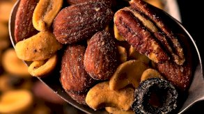 تحميص المكسرات في المنزل.. طعم غني وسهولة مذهلة