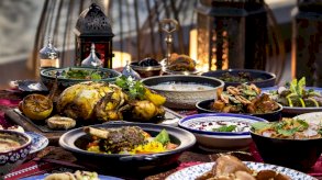 إفطار بسيط ومغذي يجمع العائلة في أماسي رمضان