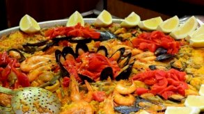 باييلا: وليمة إسبانية من النكهات والدفء الجماعي