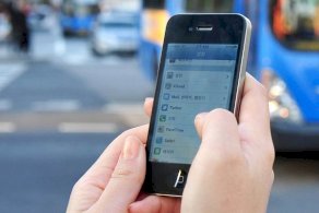 بدء تشغيل ممرات آمنة لمن ينشغلون أثناء مشيهم بهواتفهم المحمولة !