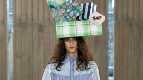 الإيموجي والمبالغة.. Moschino تعيد تعريف الموضة الصيفية