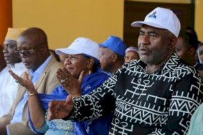 رئيس جزر القمر غزالي عثماني ملقياً التحية على مؤيديه في 27 آذار/مارس 2019 بعد إعادة انتخابه التي ترفضها المعارضة