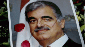 صورة مرفوعة لرئيس الوزراء السابق رفيق الحريري في ذكرى اغتياله