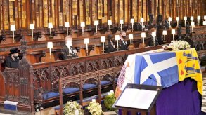 الملكة إليزابيث الثانية وحيدة في مراسم جنازة زوجها 