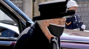 أول صورة للملكة في وداع الأمير فيليب