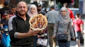 بائع يعرض حلوى 