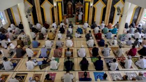 صورة من الأرشيف لمصلين في أحد مساجد إندونيسيا