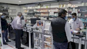 مواطنون في إحدى صيدليات بيروت 
