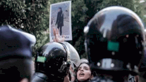 رفع المحتجون صور ضحايا انفجار المرفأ وساروا في جنازة رمزية