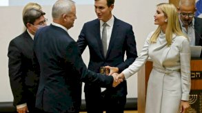 وزير الدفاع الإسرائيلي بيني غانتس مصافحا ابنة دونالد ترمب إيفانكا وإلى يمينها زوجها جاريد كوشنر في الكنيست في 11 أكتوبر 2021