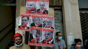 أهالي ضحايا انفجار مرفأ بيروت يرفعون صور نواب ووزراء يرفضون الخضوع لاستجواب المحقق العدلي طارق البيطار