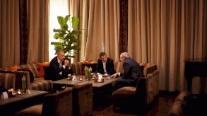 صورة من صفحة الرئيس الفرنسي إيمانويل ماكرون الموثقة على تويتر، وفيها يجتمع مع رئيسي أرمينيا وأذربيجيان