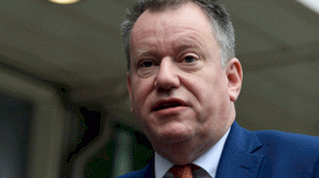 كبير مفاوضي بريكست البريطاني ديفيد فروست يُغادر مقر الاتحاد الأوروبي في بروكسل. 19 تشرين الثاني/ نوفمبر 2021. 