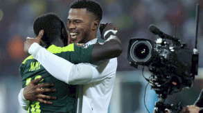 لاعبو السنغال يحتفلون بتأهلها إلى نهائي كأس الأمم الأفريقية