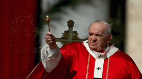 صورة أرشيفية للبابا فرنسيس وهو يبارك أغصان الزيتون خلال قداس أحد الشعانين في ساحة القديس بطرس بالفاتيكان في 10نيسان\ أبريل 2022